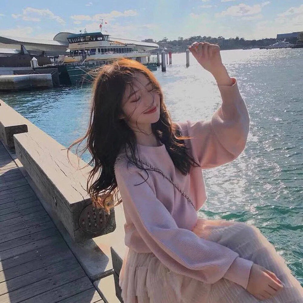 给小酒馆女子喝高杯酒